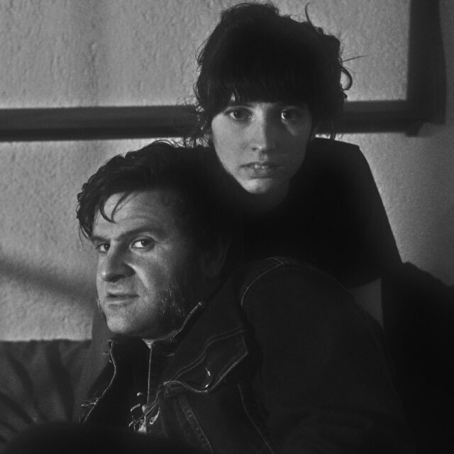 Dame Area, duo electro-rock en noir et blanc, dans une pièce sombre au regard intense