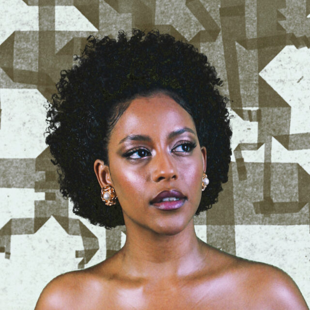 Portrait d'Adja, chanteuse soul et jazz, fond graphique abstrait en arrière-plan