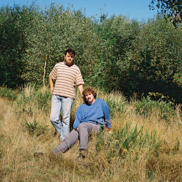 Le duo électro blues foutraque Getdown Services debout dans une prairie entourée d’arbres